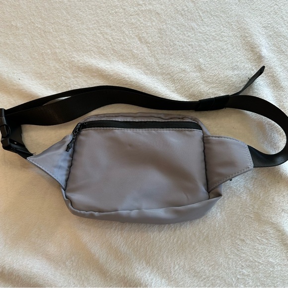 Sleek Black and Gray Men's Belt Bag - Picture 3 of 7